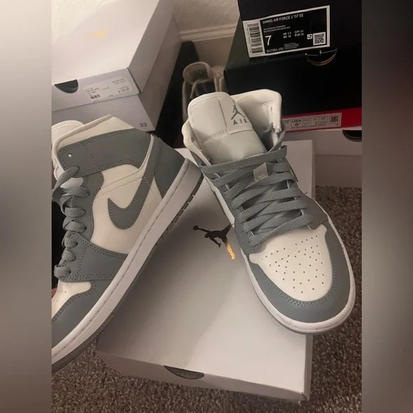 Air Jordan 1 Mid Stealth White